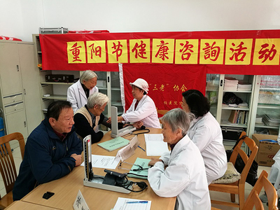 北航校醫院退休職工黨支部重陽送健康，溫暖情意暖夕陽