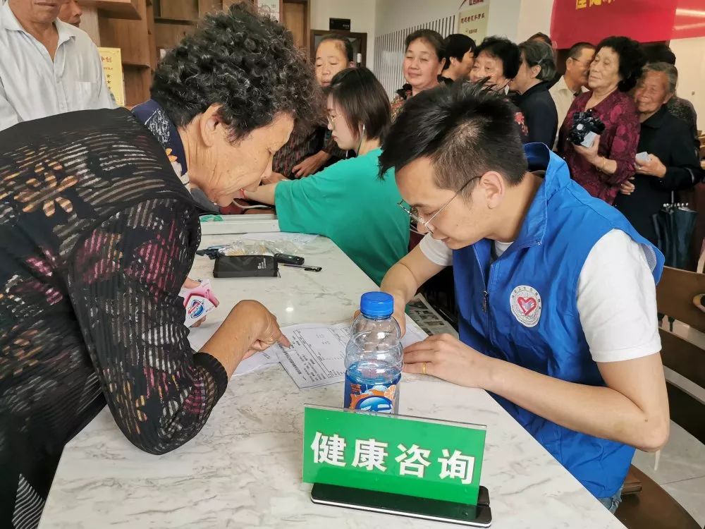 懂健康知識(shí)，做健康老人 老年健康宣傳周活動(dòng)與咨詢服務(wù)紀(jì)實(shí)